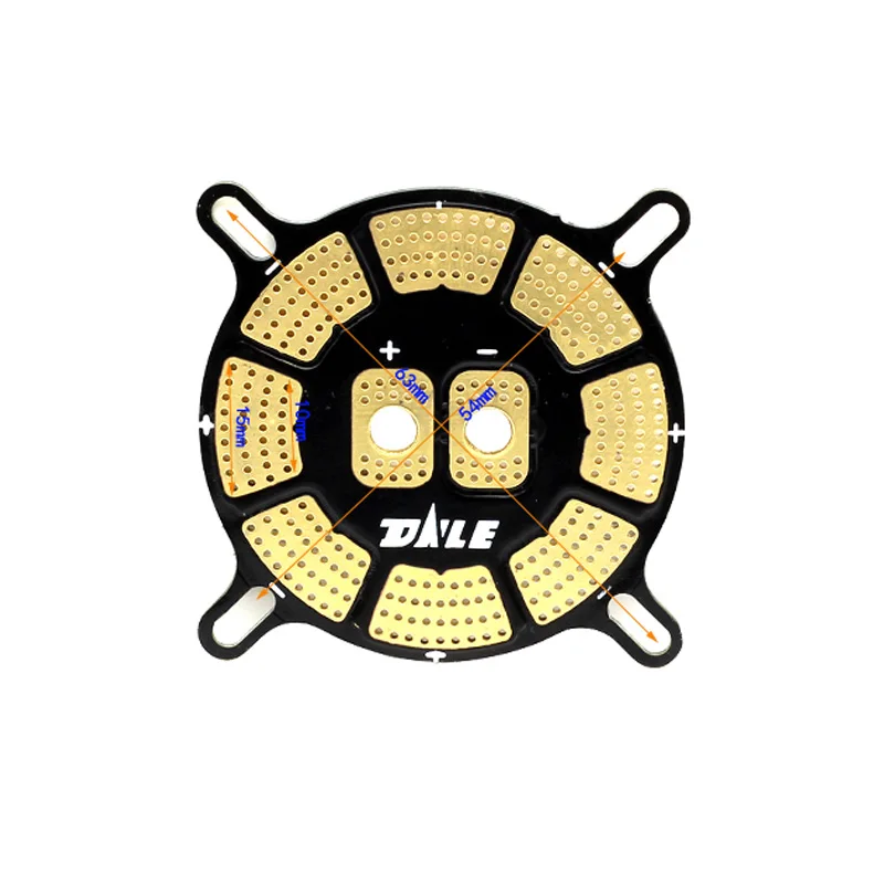 Détail des pads de soudure et des trous de montage sur une carte de distribution d'énergie pour drone FPV.