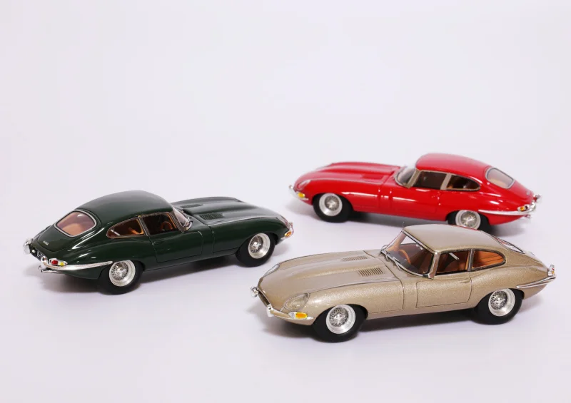 Модель автомобиля JEC 1:64 Jaguar E Type цвета шампань Золотая/красная/Британская зеленая