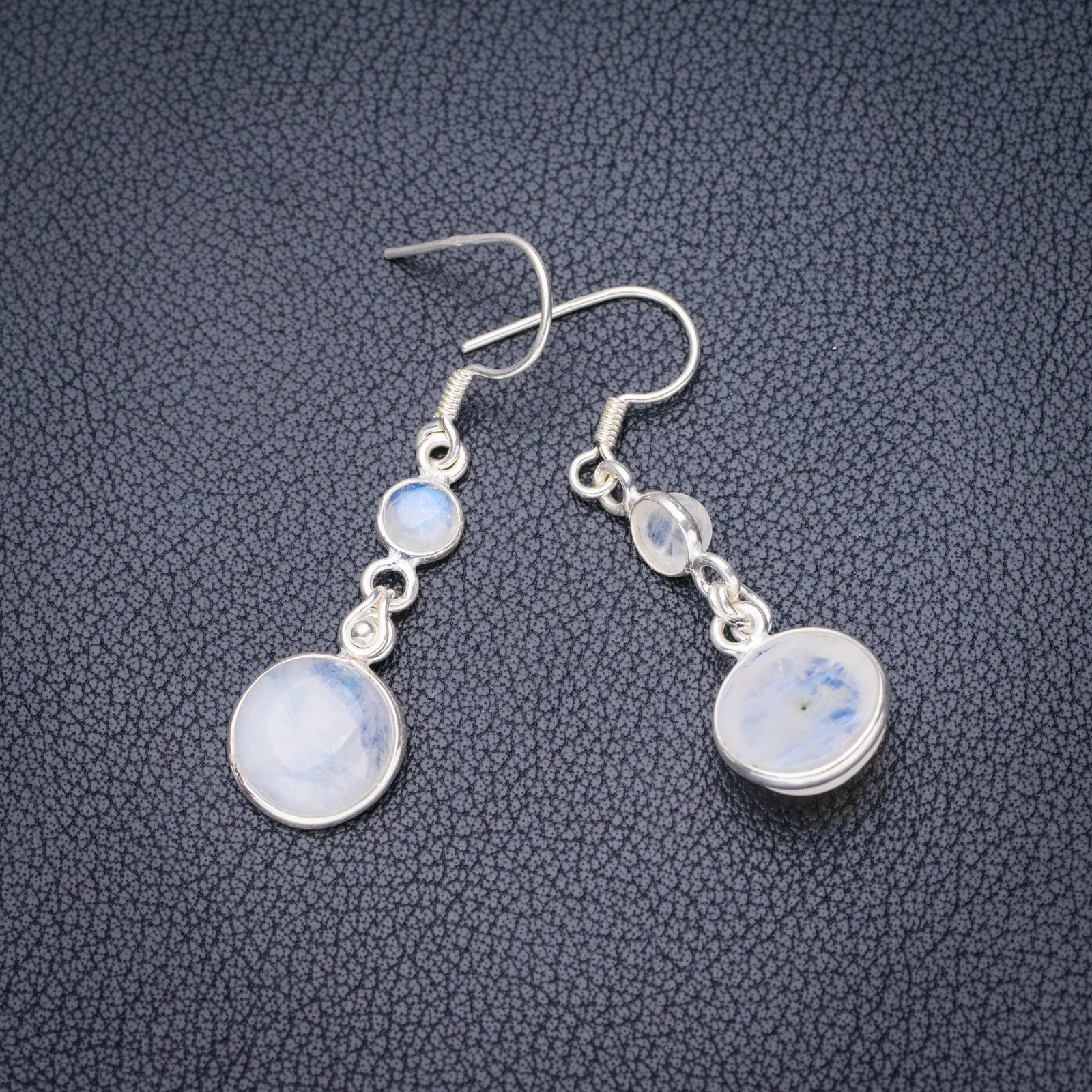 

Женские серьги из серебра 1,75 пробы с натуральным лунным камнем