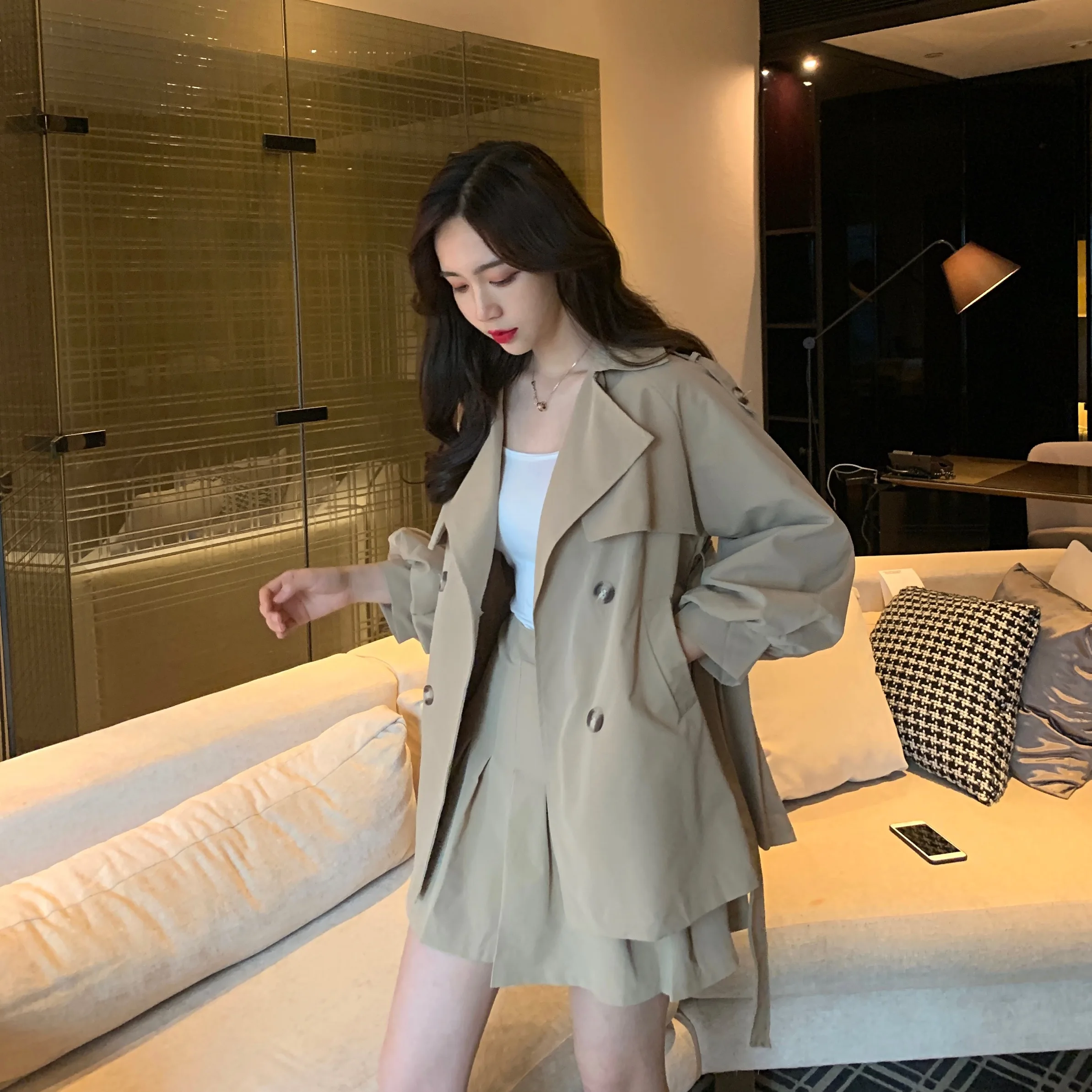 Fox Mrs. Осенняя одежда Hong Kong, шикарный модный Тренч средней длины со складками на спине+ плиссированная юбка для женщин