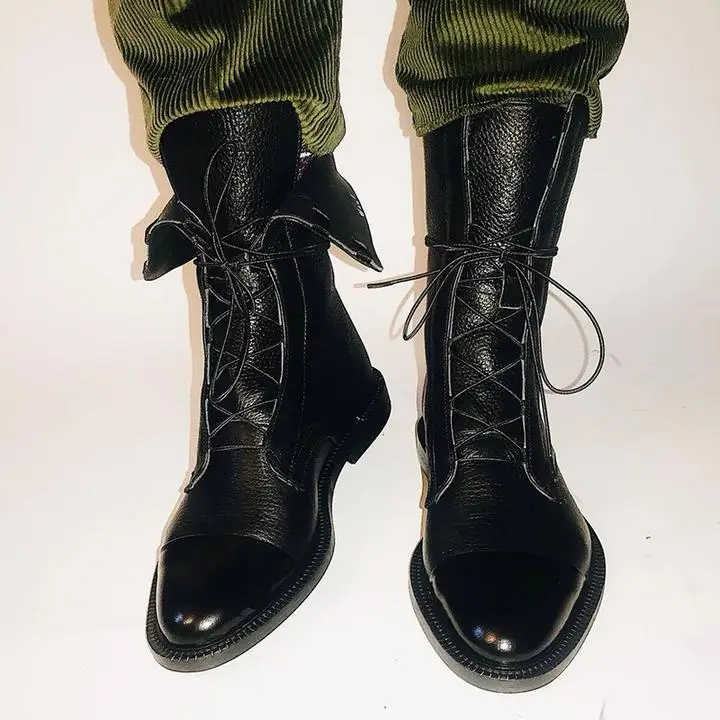 Новинка; ботинки на плоской подошве из лакированной кожи в британском стиле; черные ботинки с острым носком; красивые ботинки в байкерском стиле; женские ботинки