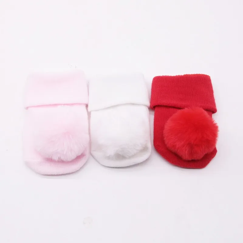 Мягкий с маленькими пушистыми помпончиками для носки для новорожденных девочек одежда мягкий хлопковый для младенцев Нескользящие Детские носки-тапочки на возраст от 0 до 18 месяцев