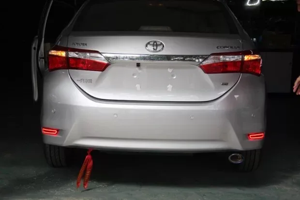 Светодиодный светильник-отражатель заднего бампера для Toyota corolla-, функции как светодиодный светильник s, лампа для поворотного сигнала, светильник для вождения