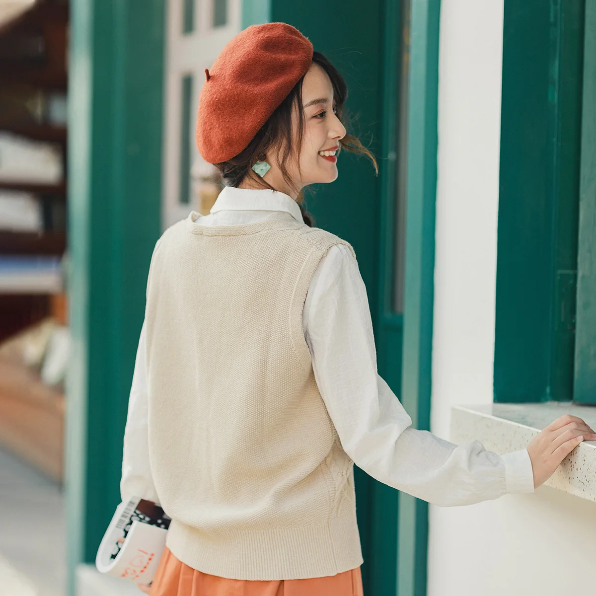 Online INMAN 2020 Frühling Literarischen Kunst Stil Einreiher dimensional jacquard design Kurze Länge Frauen Ärmellose Pullover Strickjacke