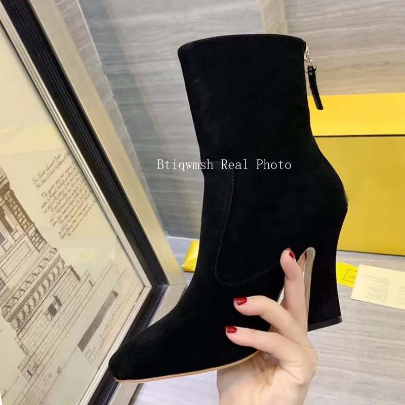 Новинка года; Дизайнерские ботильоны; женские замшевые туфли с острым носком на необычном высоком каблуке; Цвет черный, фиолетовый, зеленый; Модные женские полусапожки