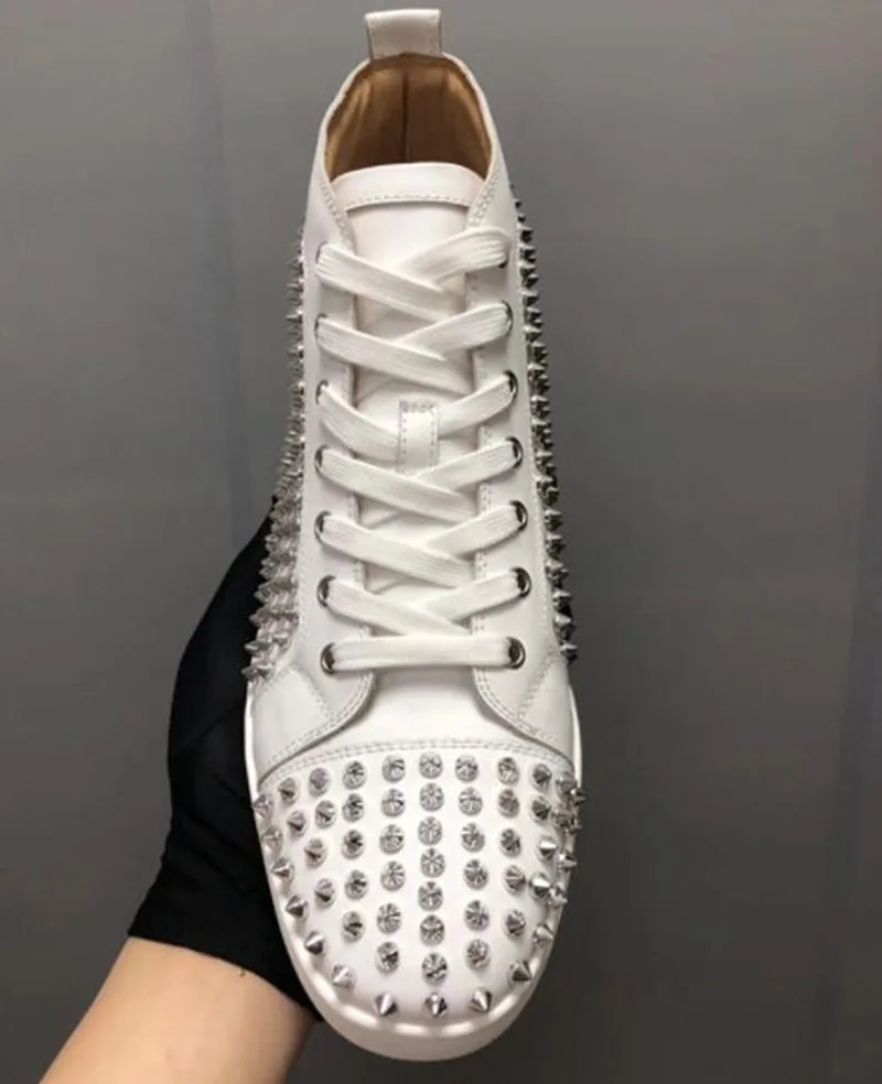 Beertola/новинка; мужская повседневная обувь; дизайнерская обувь с шипами; Zapatos De Hombre; коллекция года; серебристые заклепки; модная мужская обувь на плоской подошве; цвет белый