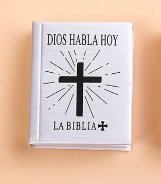 Spanish silver bible 10 шт свадебный подарок для гостей английский, испанский настоящая Библия брелок для крестин, вечерние пользу для подарков для будущей матери для крещения ребенка производителя "gift souvenir" - Цвет: Spanish silver bible