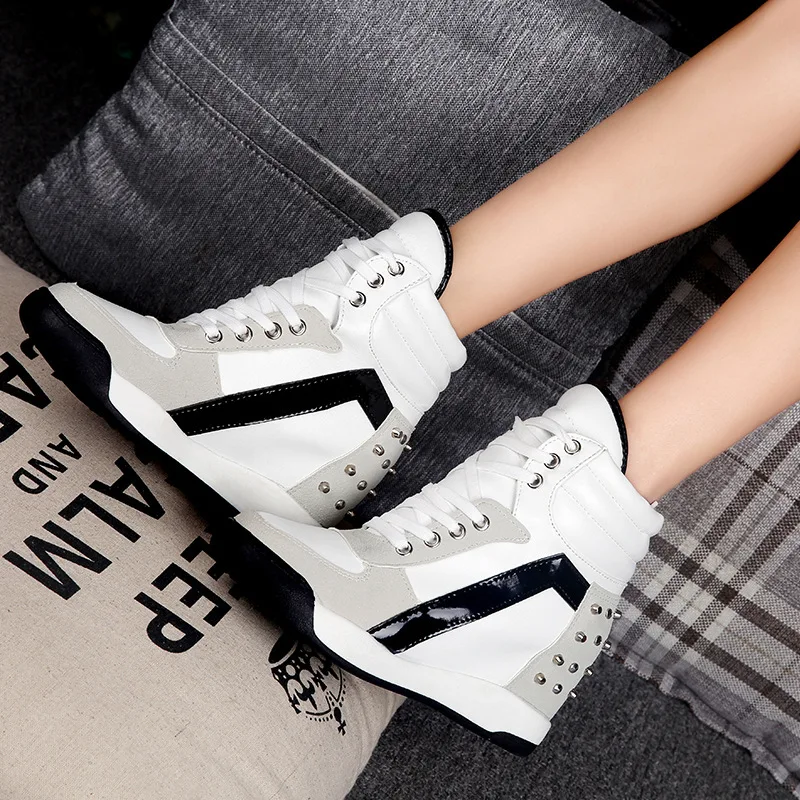 Zapatos de tacón oculto con remaches para Mujer, zapatillas informales de tacón con cuña oculta en color blanco y negro, 2020