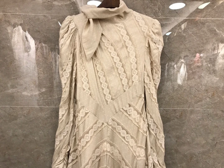 Ранняя осень новые женские Асимметричные кружева сшивание листьев лотоса край с длинным рукавом платье 813