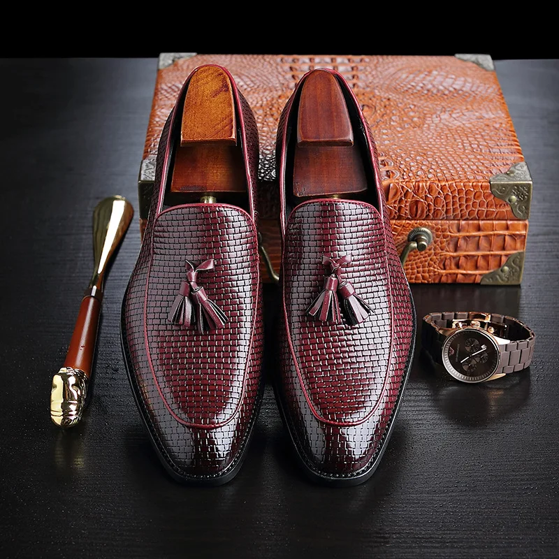 Nice Pop Men Formal Wedding Shoes England Retro Tassel Leathere Loafers Men Business Dress Shoes Pointed Flat Big Size 37-58 - Цвет: Красный