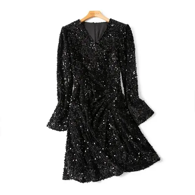 Черное женское платье с v-образным вырезом и блестками