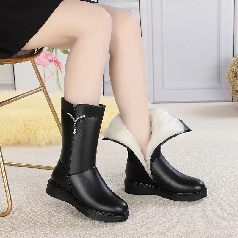 Leather and wool boots, flat-bottomed and velvet thick leather boots, flat-heeled warm women's boots, plus size cotton boots.