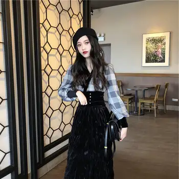 

Fashion autumn women's suit] retro niche V-neck plaid long sleeve + black long skirt two-piece