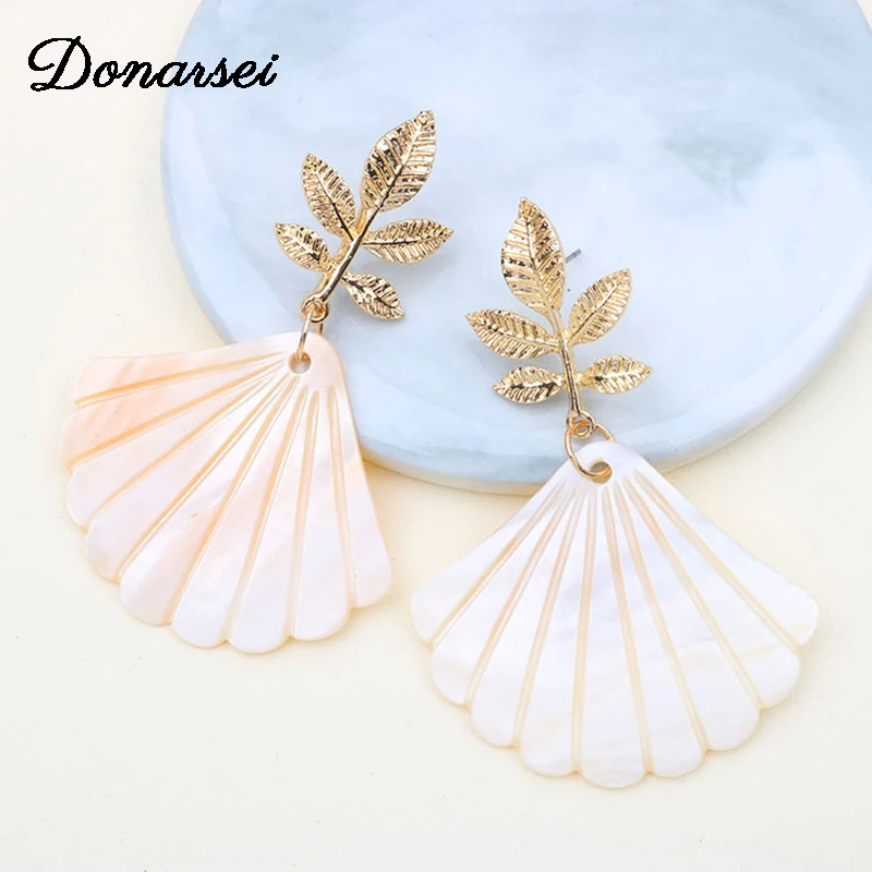 

Donarsei 2019 New Boho Natural White Sea Shell Earrings For Women Gold Metal Leaves Cowrie Drop Earrings Beach Jewelry