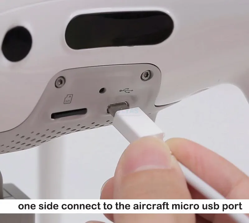 Câble adaptateur USB OTG original DJI pour Phantom 4 Adv, connecté à une télécommande.