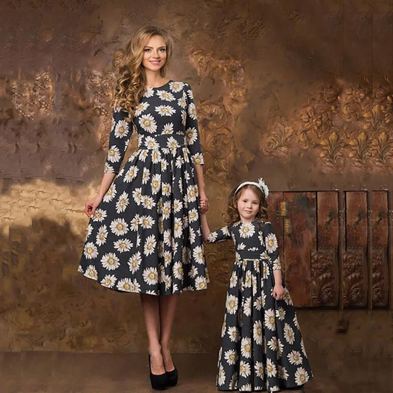 Платья для мамы и дочки семейная одежда с цветочным принтом «Мама и я», три четверти платье для маленьких девочек Осенняя мода для женщин и детей