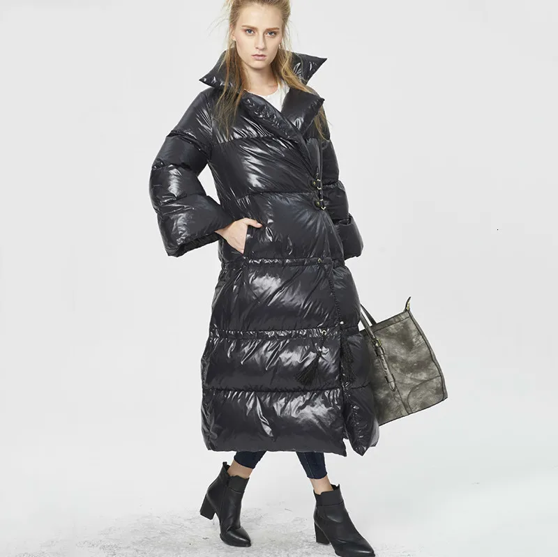 Женская теплая куртка с отложным воротником однотонная черная Свободная