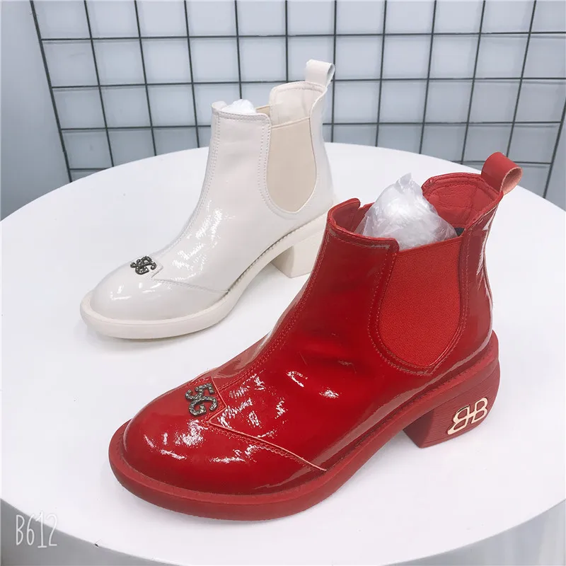 YeddaMavis/красные ботинки; теплые зимние ботинки; Новинка; женские ботинки из лакированной кожи в Корейском стиле; бархатные короткие зимние ботинки; женская обувь
