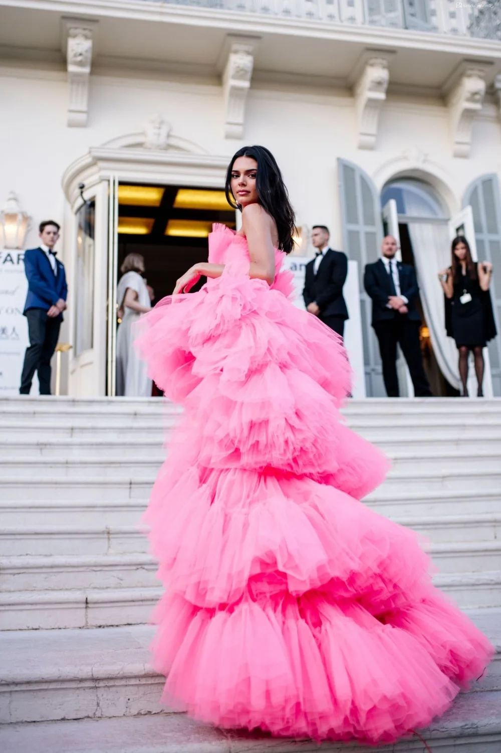 Kendall Jenner Fuchsia Prom Dresses High Low Strapless Tiered Pleat Tulle Evening Celebrity Gowns 2022 Formal Party Dresses New