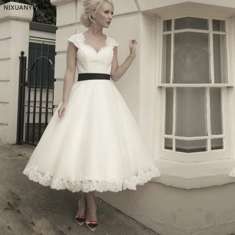 

Open Back Vintage A Line Wedding Dresses 2019 with Black Sashes Tea Length Lace Beach Short Bridal Gowns