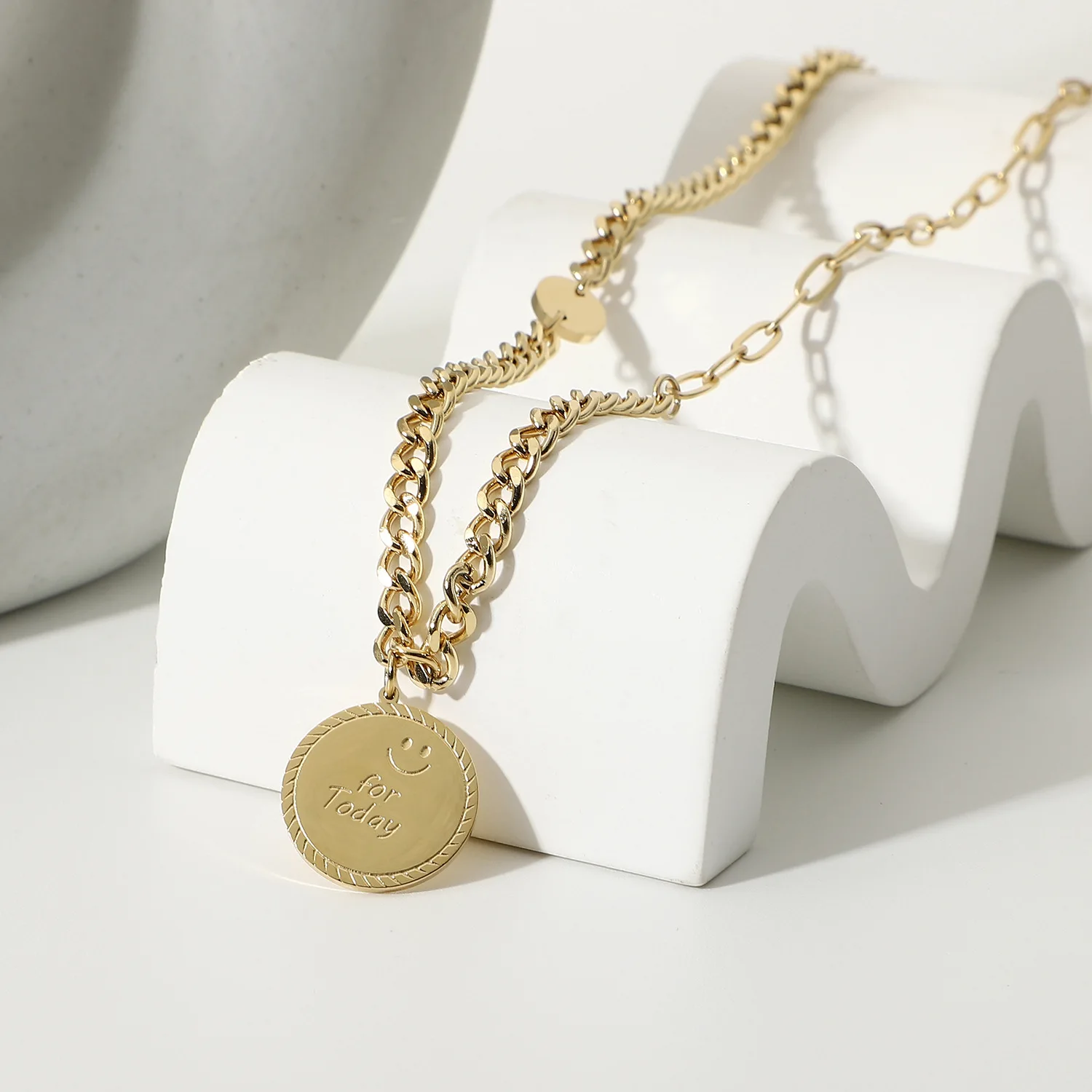 Cute Fun Double-sided Rotating Smiley Face Pendants & Necklace Women Simple Design Gilded Smiling Faces Choker Jewelry Gift