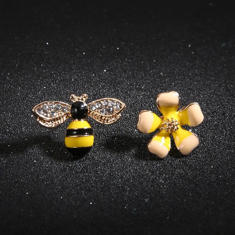 

Korean Elf Earrings Temperament Personality Earrings Asymmetric Flower Stud Earrings Bee Ear Jewelry
