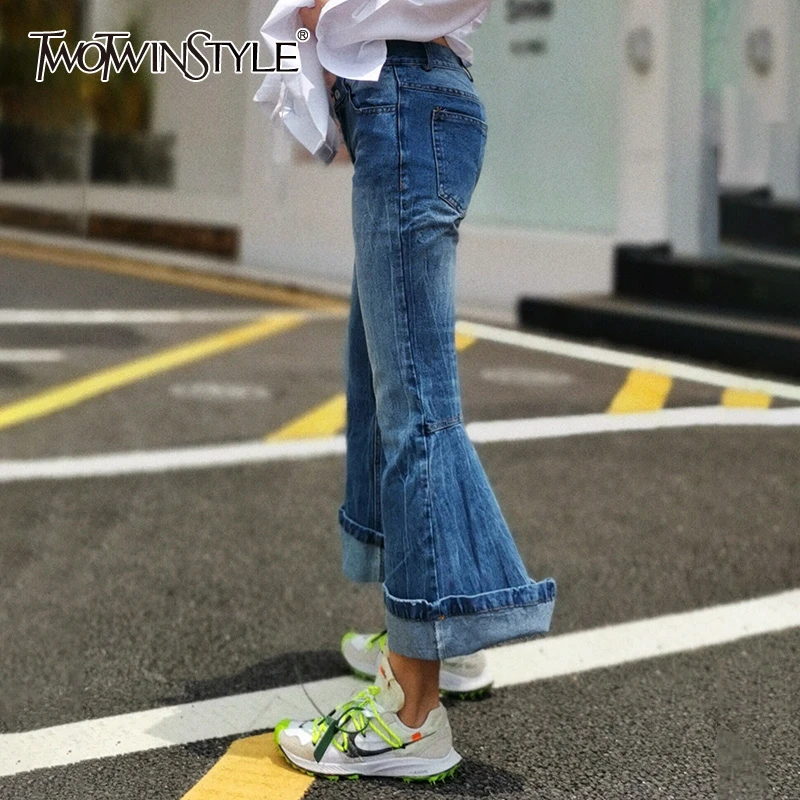 TWOTWINSTYLE повседневные джинсовые женские брюки с высокой талией с карманами тонкие расклешенные длинные женские джинсы Осенняя модная новая одежда