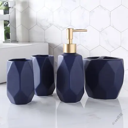 Керамический набор из пяти предметов для ванной комнаты, набор для мытья унитаза, необыкновенно Формованная чашка X2+ бутылка для лосьона+ держатель для щетки+ мыльница