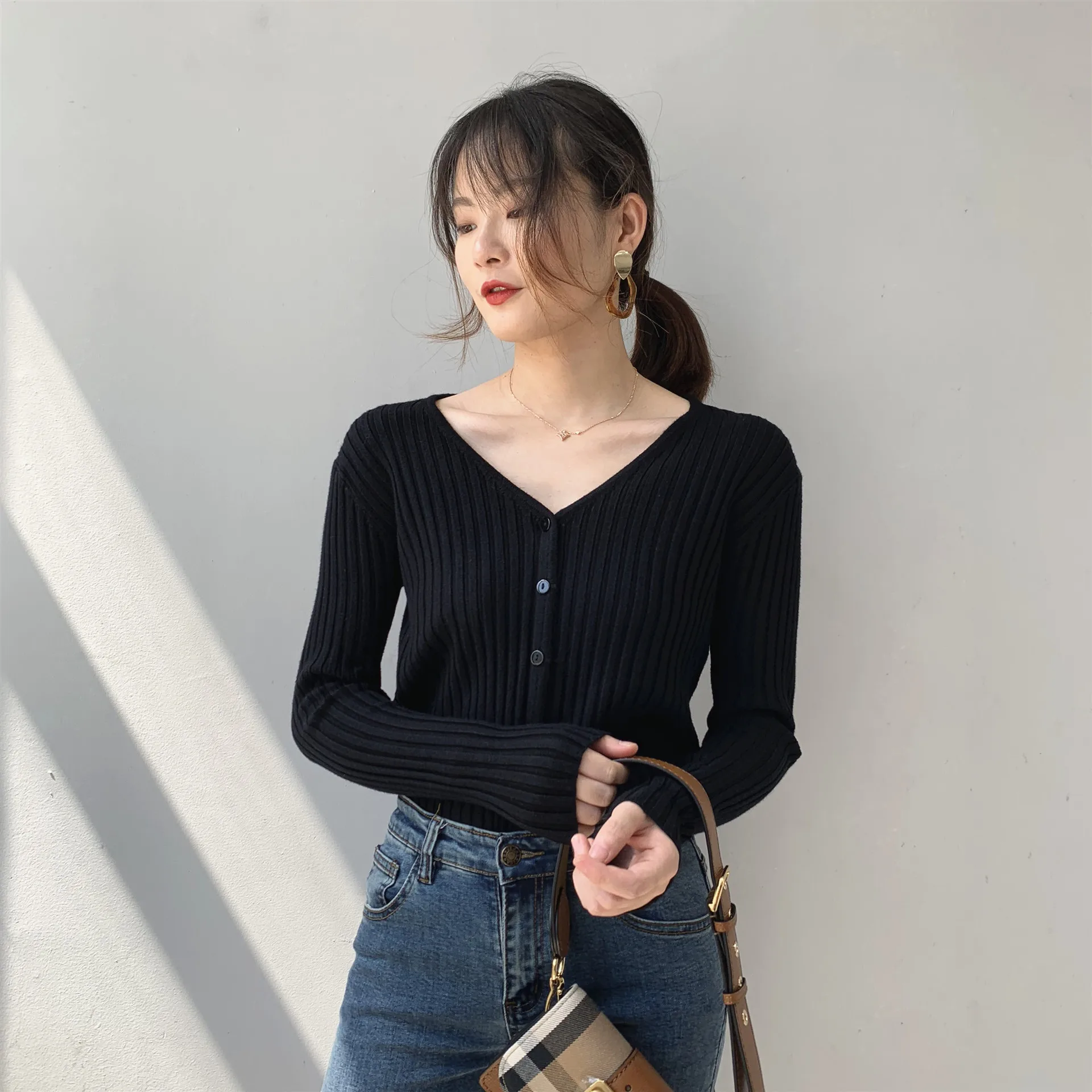 INNASOFAN Knitted sweater Women Autumn Spring long-sleeved cardigan Euro-American fashion chic elegant V-collar solid sweater - Цвет: Черный