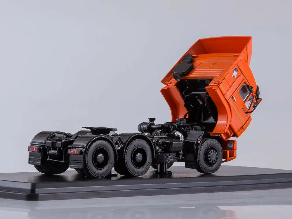 Звездные Модели 1/43 трактор SSM 6460 KAMAZ 1169