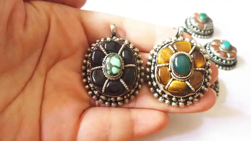 Тибетские Серебряные инкрустационные бусины из натурального полудрагоценного камня, Цветочные Подвески, Винтажные Ювелирные изделия ручной работы, многокаменные бусины TBP263