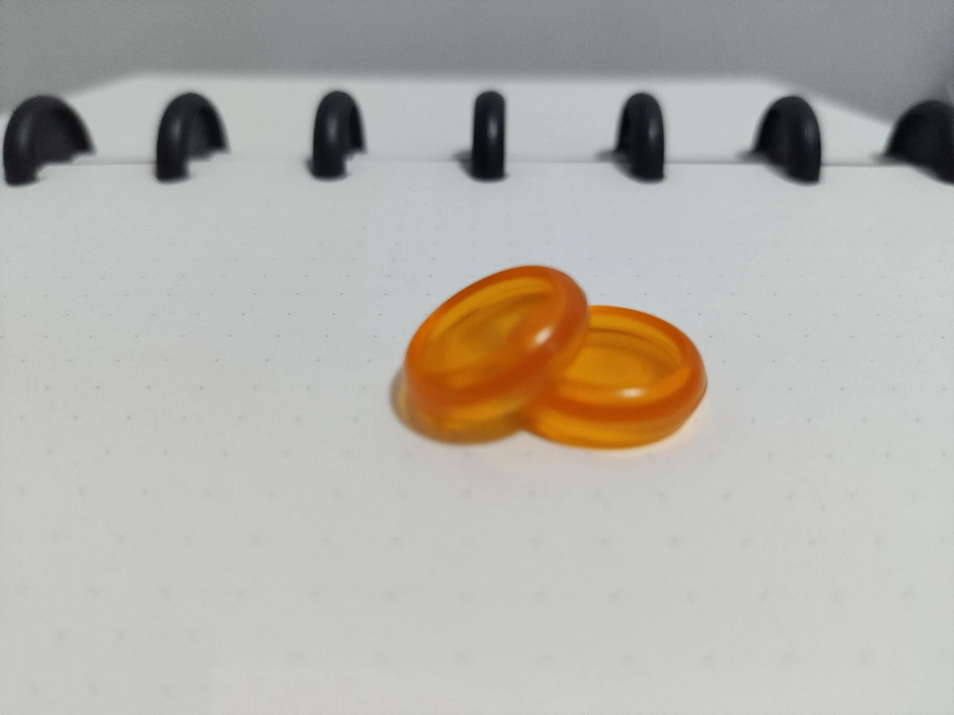 orange 18mm 18/24/28 мм Цветной гриб отверстие диск дуги лампы в форме свечи узор диск-переплета Office с отрывными листами зажимное кольцо блокнот связующего диски пряжки - Цвет: orange 18mm