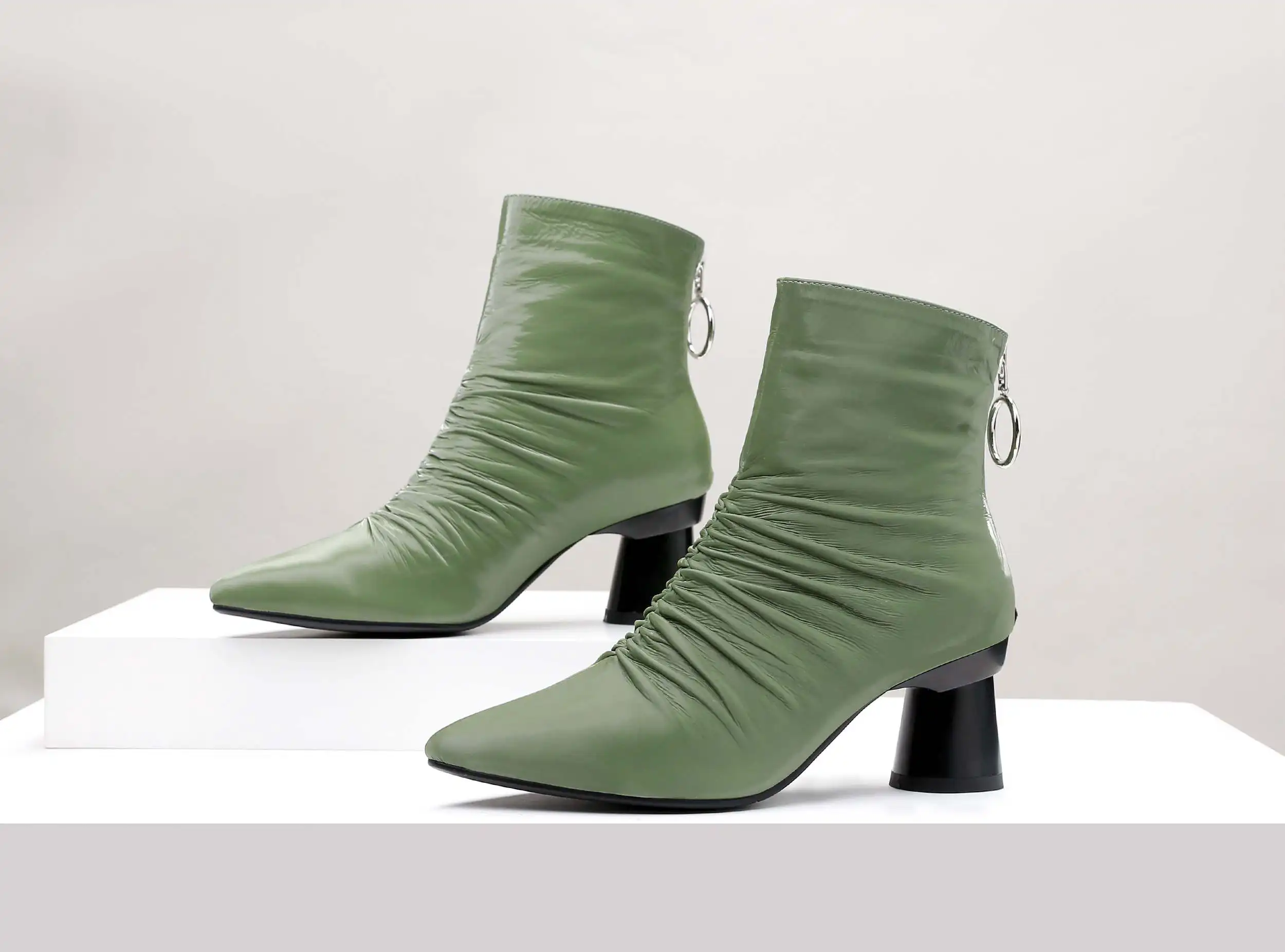 Krazing pot/ г. Модные плиссированные ботильоны из коровьей кожи с круглым носком на молнии на высоком каблуке с острым носком, французский романтический дизайн, красивые ботильоны l6f3
