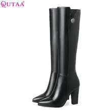 QUTAA/ Женские Сапоги выше колена Модные женские мотоботы из искусственной кожи на высоком квадратном каблуке с острым носком размеры 34-43