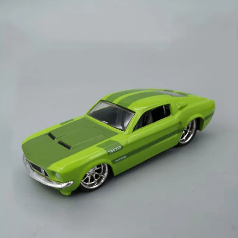 Модель спортивного автомобиля из металлического сплава в масштабе 1/43