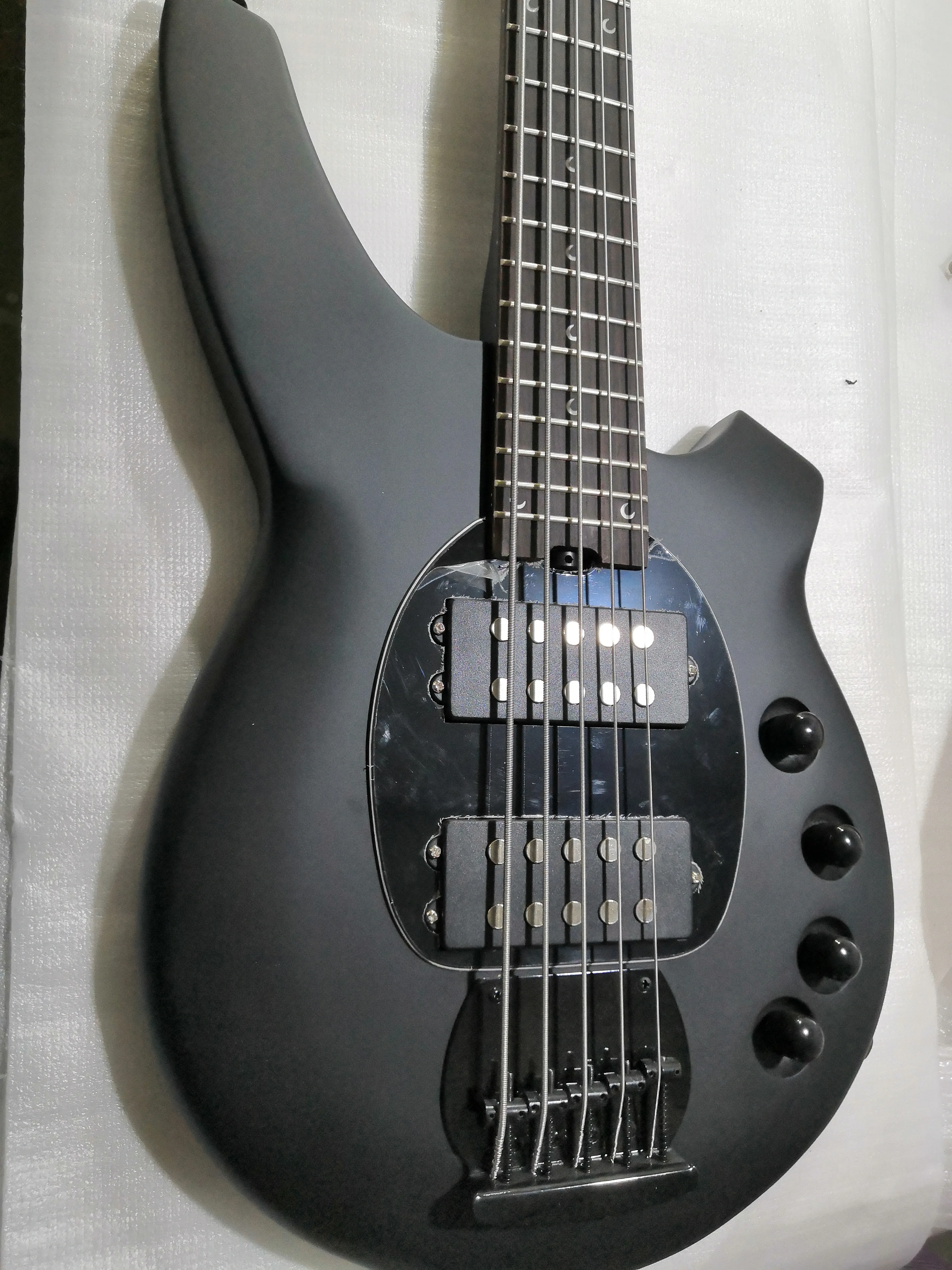 Электрическая бас гитара M Bongo металлическая черная 5 струн HH Active Pickups ACTIVE ELECTRONICS