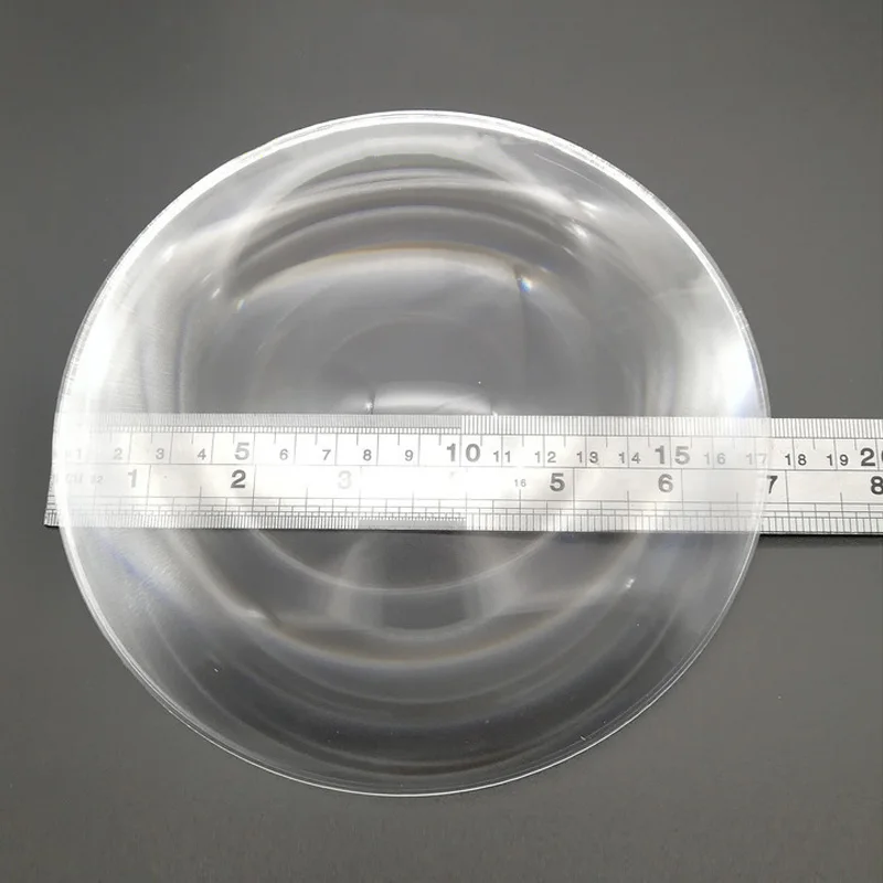 Lente Di Ingrandimento Utilizzata Per Concentrare Alcuni Raggi Solari Su Un Pezzo O 129074446