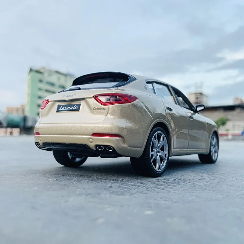 Bburago 1:24 Maserati Levante SUV golden Die Casting Car