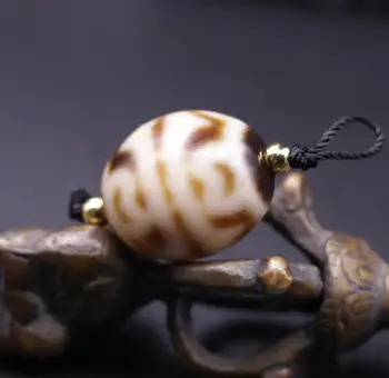 

Treasure Magic Power LKbrother Tibetan Old Oily Ivory Color Agate Lotus base tiger-tooth totem dzi bead