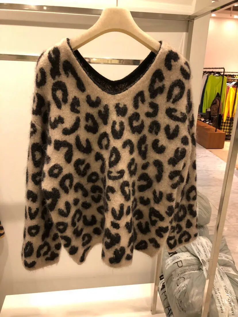 

2020 Autumn Sweater New Women Retro Red V-Collar Leopard Turtleneck Sweater Leopard Pullovers V-Neck Sweater Women
