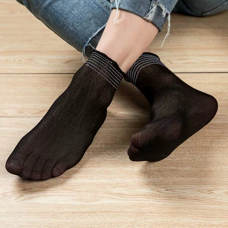 Носки с сердечками. 4 socks. Тренд разные носки. Try socks. Носки полосатые с сердечком.
