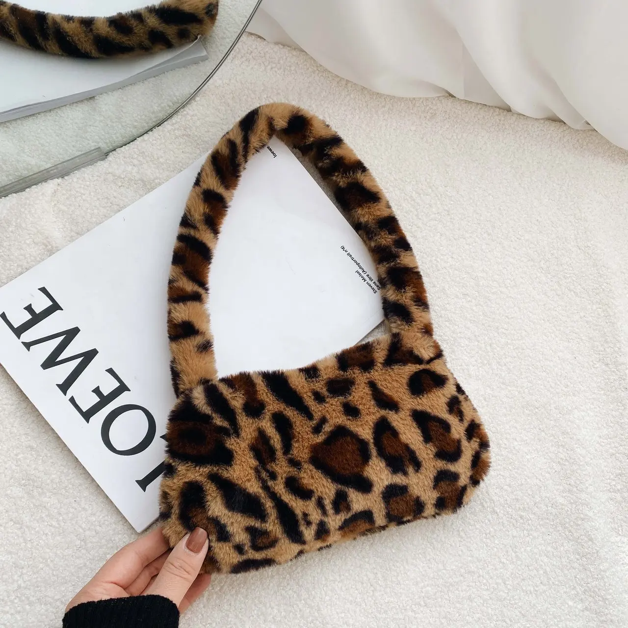 

Women Plush Leopard Grain Shoulder Bag Soft Furry Fluffy Tote Bag Female Warm Cloth Handbag Small Shopper Purses For Girl 2021