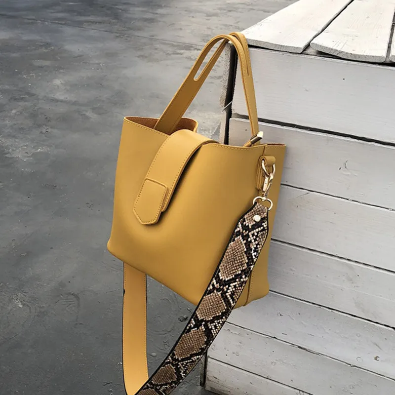 

2019 New Snake Pattern Wide Shoulder Strap Messenger Shoulder Bags Large Capacity Casual Totes Bucket Women Purse and Handbags
