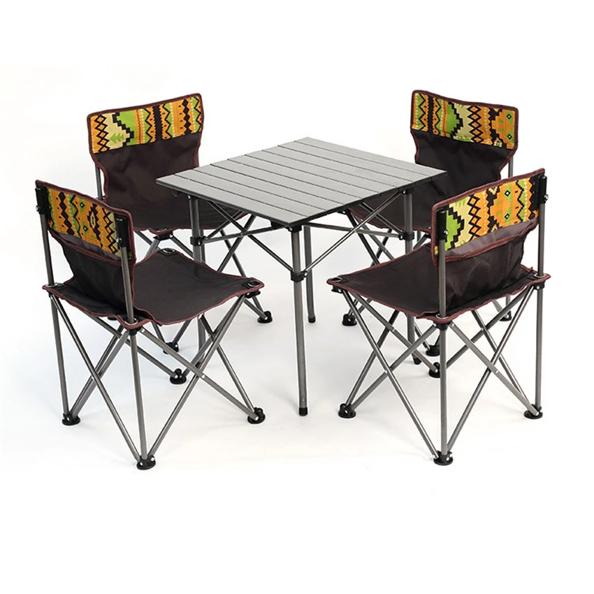 camping table and chairs