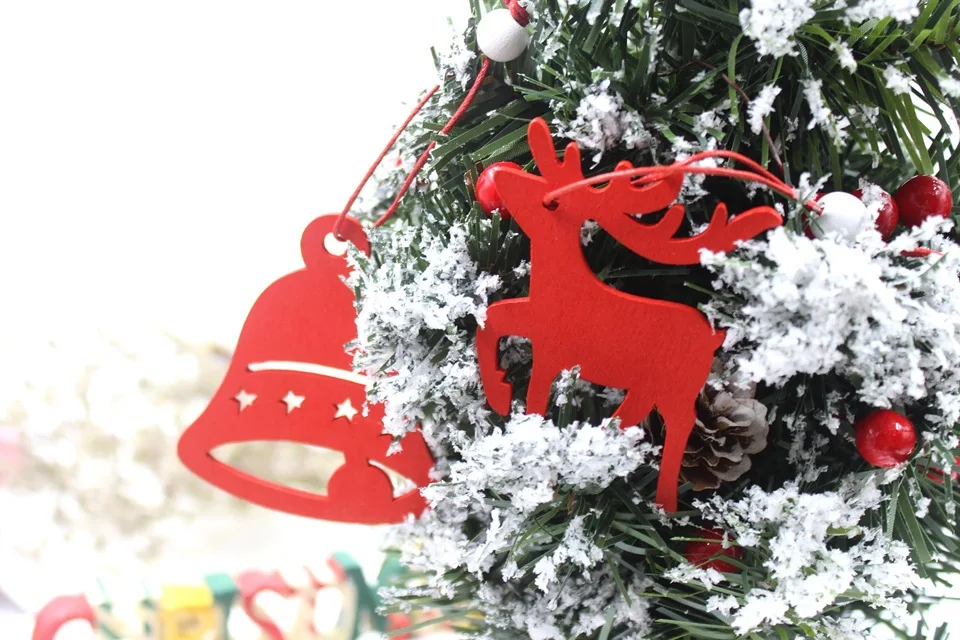 6pcs DIY White&Red Snowflakes Christmas Wooden Pendants Ornaments For Xmas Tree Ornaments Christmas Party Decorations Kids Gift