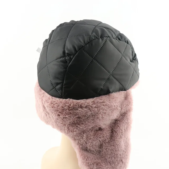 Фото модная зимняя теплая шапка 2020 советская с значком ветрозащитная