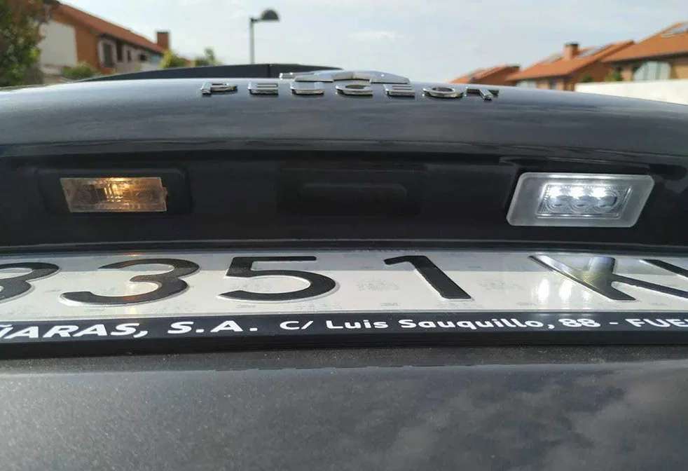 peugeot 208 number plate bulb