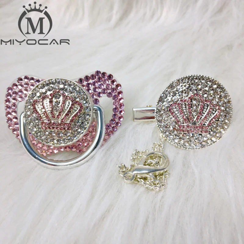 Chupeta e Clipe Miyocar Rosa Bling Coroa Strass Conjunto Chupeta Titular Corrente Prata Apcg-1-sp 2 e clipe conjunto chupeta titular corrente prata chupeta rosa strass APCG-1-SP