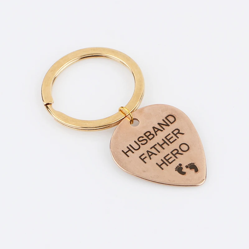 Letter-HUSBAND-FATHER-HERO-Small-Footprint-Keychain-Car-Men-Key-Rings-For-Dad-Jewelry-Ornaments-Gift (4)