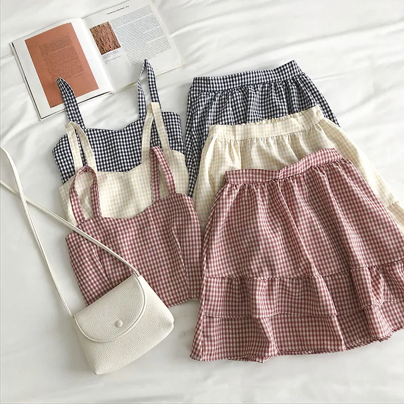 Женский комплект из двух предметов эластичный укороченный топ на бретельках и